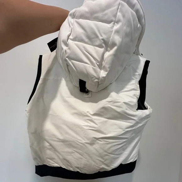 Moose knuckles vest, white and black. Brand new.